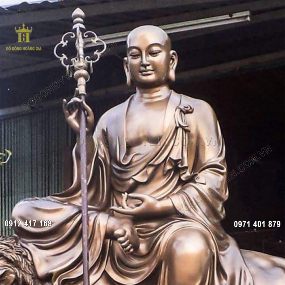 H&igrave;nh tượng Địa Tạng Vương Bồ T&aacute;t được chạm khắc v&ocirc; c&ugrave;ng hiền từ với đ&ocirc;i mắt nh&igrave;n xuống